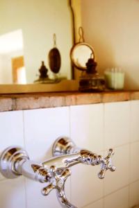 La salle de bains est pourvue d'un lavabo avec un robinet en argent. dans l'établissement Schulhaus, à Montecatini Val di Cecina