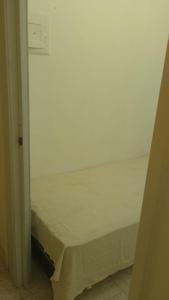 里约热内卢Apartamento temporada copacabana的房间里有一张白色床的卧室 更多1张照片