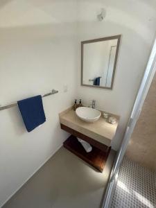a bathroom with a sink and a mirror at Casa de huéspedes a solo 10 minutos la Playa in Playa del Carmen