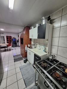 Η κουζίνα ή μικρή κουζίνα στο Cabana Amarela Guarda do Embaú +10 φωτογραφίες