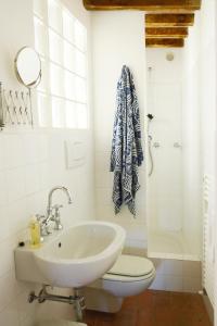 une salle de bain blanche avec un lavabo et des toilettes dans l'établissement Casa Delle Aque, à Montecatini Val di Cecina