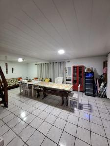 Η κουζίνα ή μικρή κουζίνα στο Cabana Amarela Guarda do Embaú