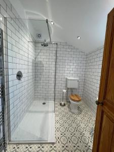 ein Badezimmer mit Dusche und Toilette in der Unterkunft The 100 House - Llandudno in Llandudno + 19 Fotos
