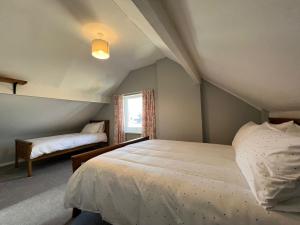 ein Schlafzimmer mit großem Bett und Fenster in der Unterkunft The 100 House - Llandudno in Llandudno