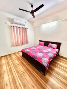 Ένα ή περισσότερα κρεβάτια σε δωμάτιο στο Fully Furnished 2BHK Family Stay with Kitchen & Balcony
