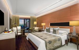 Postel nebo postele na pokoji v ubytování The Leela Ambience Gurugram Hotel & Residences - The Luxury Urban Sanctuary