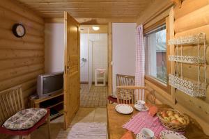 a small room with a table and a television at Matkailutila Lahdelma in Pertunmaa