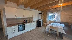 Kuchnia lub aneks kuchenny w obiekcie Ferienwohnung Mayrhofer