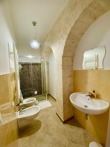 ein Badezimmer mit zwei Waschbecken und zwei Toiletten in der Unterkunft Rifugio Rosa in Castellana Grotte