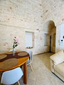 ein Wohnzimmer mit einem Tisch und einem Sofa in der Unterkunft Rifugio Rosa in Castellana Grotte