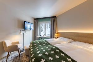 Postel nebo postele na pokoji v ubytování Hotel Schweizerhof Sils Maria, a Faern Collection Hotel