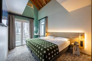 Postel nebo postele na pokoji v ubytování Hotel Schweizerhof Sils Maria, a Faern Collection Hotel + 37 fotografií