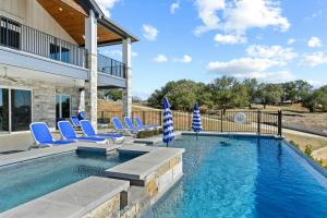 KingslandにあるOsi Lago Retreatの青い椅子とパラソルのあるプール