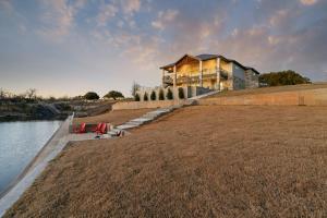 KingslandにあるOsi Lago Retreatの川岸家