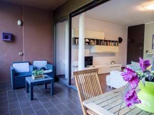 a living room with a couch and a table at Casa Vacanze Tigli 312 in Basiglio