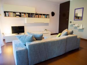 a living room with a couch and a tv at Casa Vacanze Tigli 312 in Basiglio