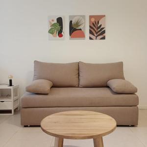 Una sala de estar con un sofá y una mesa de café. en Excelente departamento céntrico cerca de todo, en Buenos Aires