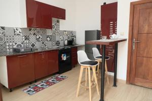 Kuchyň nebo kuchyňský kout v ubytování Duplex au bord du fleuve