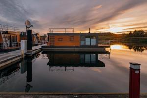 KlittenHausboot Malibu Sunrise的水面上码头上的房屋