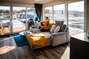 Hausboot Malibu Sunrise的休息区