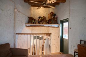 un soggiorno con cancello al centro di una stanza di Encantadora Casa Rural para 4 personas en El Vilosell a El Vilosell