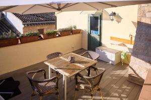 un tavolo e delle sedie su un balcone con un ombrellone di Encantadora Casa Rural para 4 personas en El Vilosell a El Vilosell
