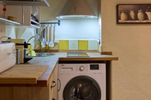 una cucina con lavatrice di Encantadora Casa Rural para 4 personas en El Vilosell a El Vilosell