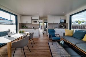 een keuken en woonkamer met een bank en een tafel bij Hausboot LP1 in Peenemünde