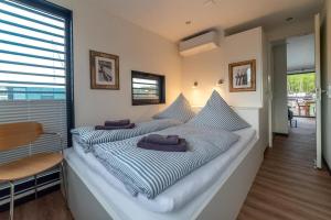 twee bedden in een kamer met een raam bij Hausboot LP1 in Peenemünde