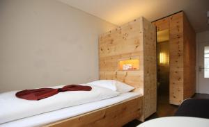 Postel nebo postele na pokoji v ubytování Hotel Schweizerhof Sils Maria, a Faern Collection Hotel