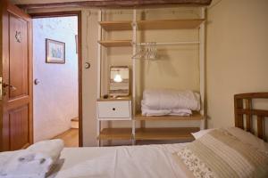 una camera con letto e mensola con specchio di Encantadora Casa Rural para 4 personas en El Vilosell a El Vilosell