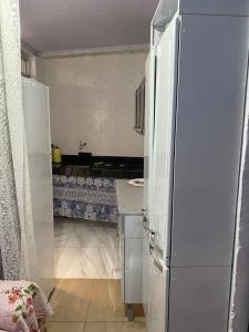 une cuisine avec un réfrigérateur en acier inoxydable dans une pièce dans l'établissement Kitnet Diamantina, à Diamantina