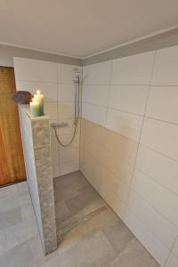 a bathroom with a candle sitting on a counter at BLUMENSTIL Ferienwohnungen in Bad Salzungen