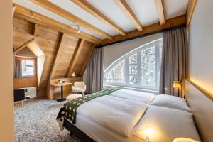 Postel nebo postele na pokoji v ubytování Hotel Schweizerhof Sils Maria, a Faern Collection Hotel