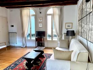 A television and/or entertainment centre at Capitan Antonin