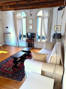 A seating area at Capitan Antonin