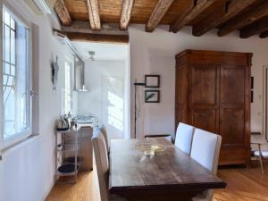 A seating area at Capitan Antonin