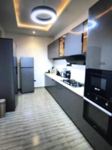 Kuchyň nebo kuchyňský kout v ubytování DEJ APARTMENTs BY LAND MARK