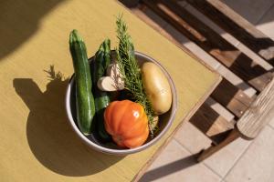 a bowl of vegetables sitting on a table at Rabland Haus Texel I in Rablà