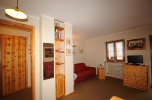 Μια τηλεόραση ή/και κέντρο ψυχαγωγίας στο Charming Alpine Studio Flat - La Thuile