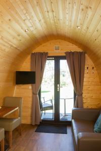 a living room with a couch and a tv in a room at Kleine Nordseewelle ohne Hund in Norden