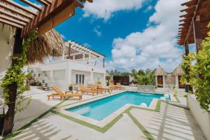 La pileta dentro o cerca de Eva Spa Resort Rooftop Pool 1br