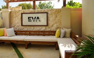 Un lugar para sentarse en Eva Spa Resort Rooftop Pool 1br