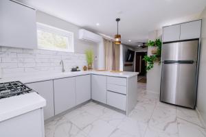 Una cocina o kitchenette en Eva Spa Resort Rooftop Pool 1br