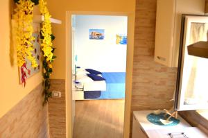 una piccola camera con un letto e una porta per una camera da letto di Solemare Musica & Poesia a Napoli