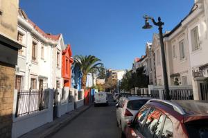 een straat met auto's aan de kant van de weg bij Casa de Huéspedes Providencia Baquedano in Santiago