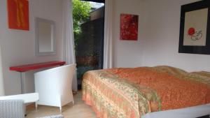 a bedroom with a bed and a desk and a window at Ferienhaus Börstel mit Klimaanlage, Löhne in Löhne