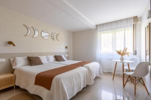 Cama o camas de una habitación en Hostal Lóbrega