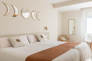 Cama o camas de una habitación en Hostal Lóbrega