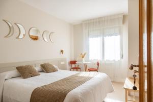 Cama o camas de una habitación en Hostal Lóbrega
